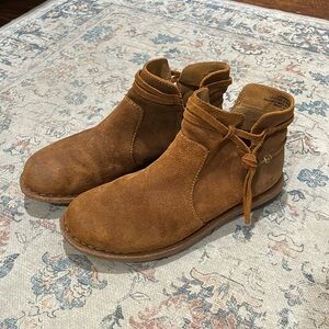 Born Wynter Boots - Color Brown Ginger Distressed - Size 8